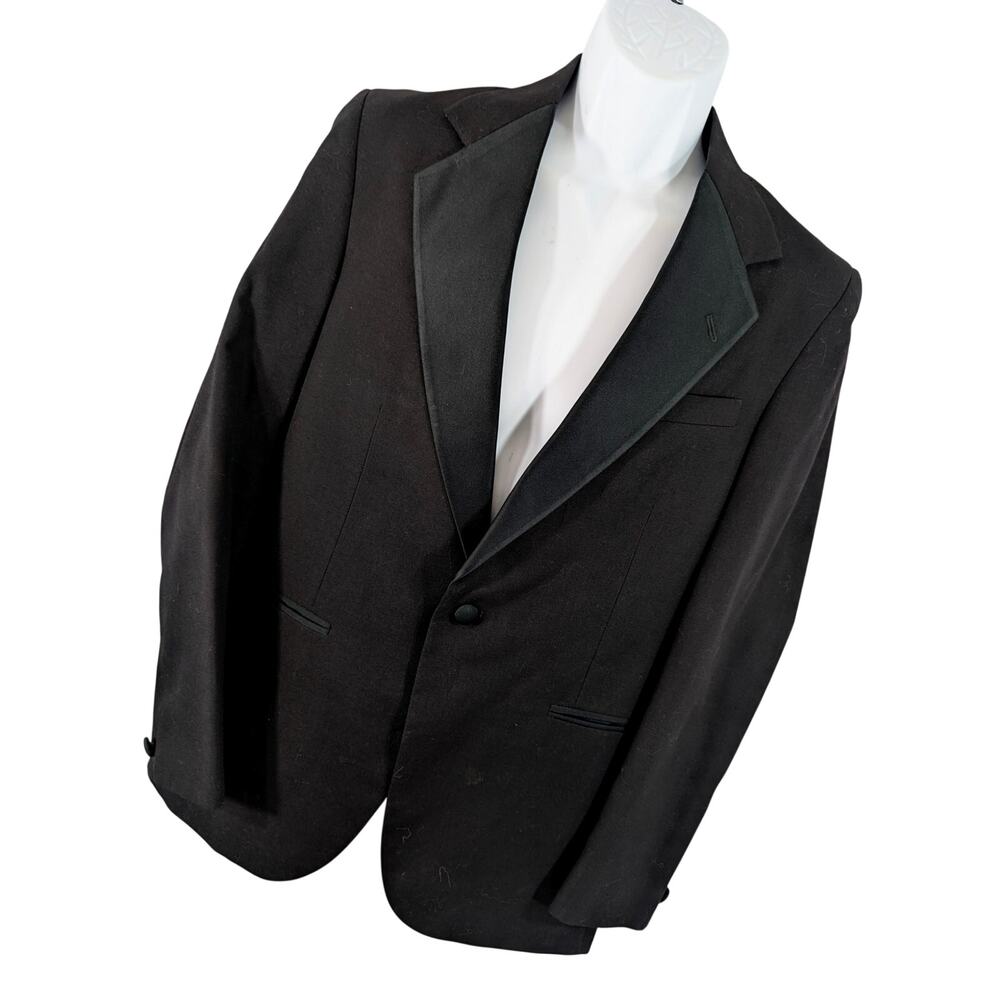 BARRY! LUXE BLACK SATIN LAPEL, ONE BUTTON FRONT TUXEDO JACKET! SIZE 38R